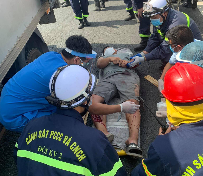 Lực lượng Cảnh sát PCCC và CNCH - CAQ Bắc Từ Liêm phối hợp với lực lượng CNCH khu vực 2 - Phòng Cảnh sát PCCC và CNCH - CATP Hà Nội cứu nạn lái xe bị kẹt trong ca bin sau khi xảy ra TNGT