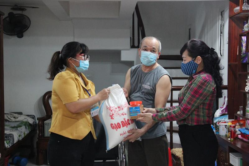 Hội phụ nữ quận Tây Hồ hỗ trợ người dân gặp khó khăn do Covid-19