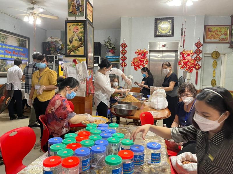 Cũng như gia đình anh Bình, chị Thơm trên địa bàn đã xuất hiện nhiều tấm lòng hảo tâm, giúp đỡ các hoàn cảnh khó khăn do bị ảnh hưởng Covid-19