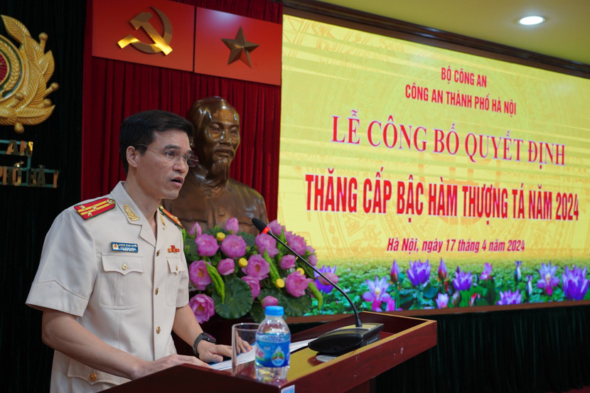 Thượng tá Dương Minh Tuyến, Phó Trưởng Phòng Tham mưu thay mặt các đồng chí được thăng cấp bậc hàm phát biểu tại Lễ công bố Quyết định