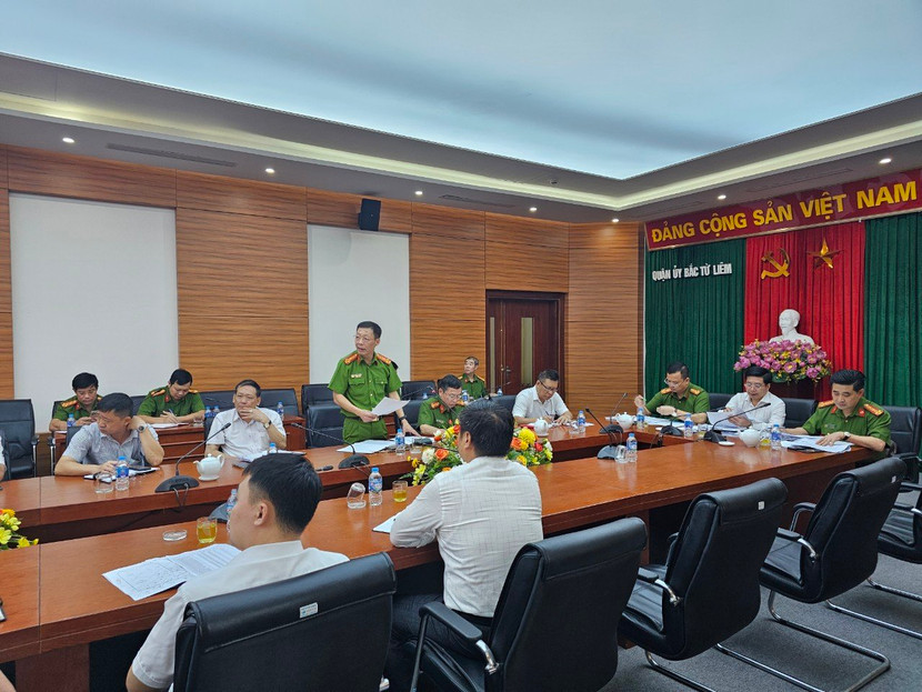 Thượng tá Đỗ Anh Quyến, Phó trưởng Công an quận Nam Từ Liêm báo cáo hội nghị