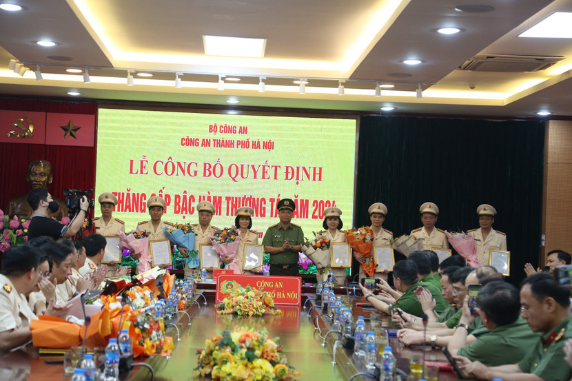 Đại tá Phạm Thanh Hùng, Phó Bí thư Đảng ủy, Phó Giám đốc CATP trao Quyết định thăng cấp bậc hàm cho các đồng chí Phó trưởng phòng, Phó trưởng Công an quận, huyện