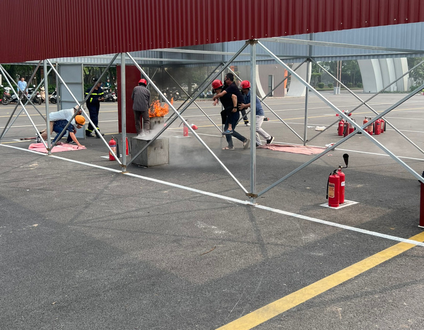 Các đội thi luyện tập chữa cháy, cứu nạn