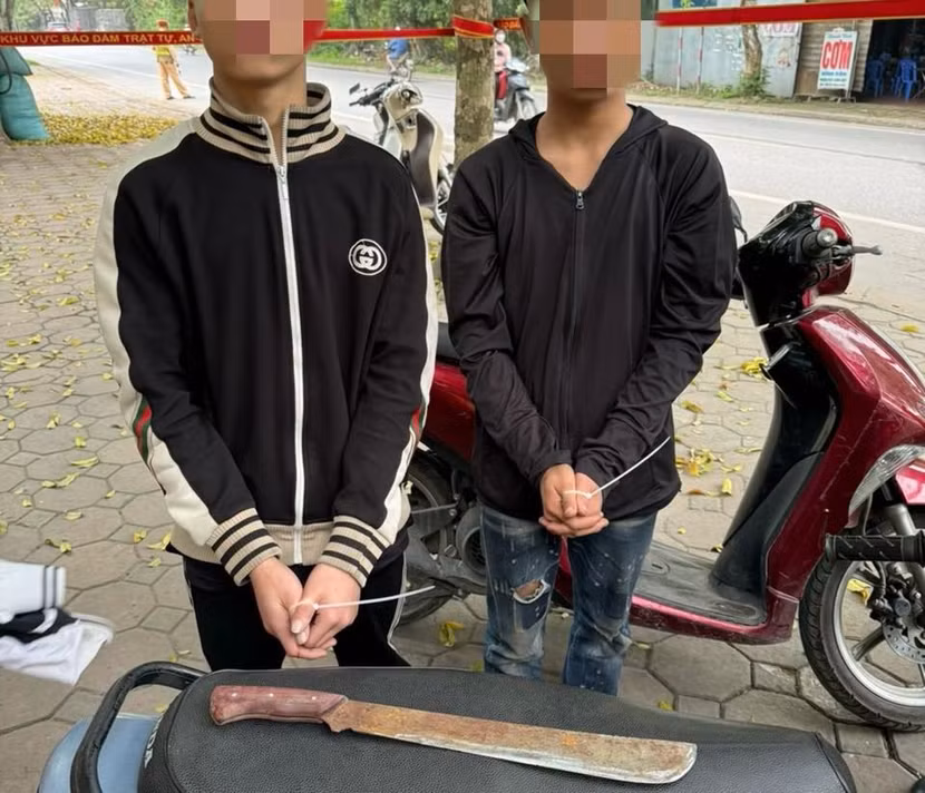 Hai đối tượng và tang vật cơ quan Công an thu giữ