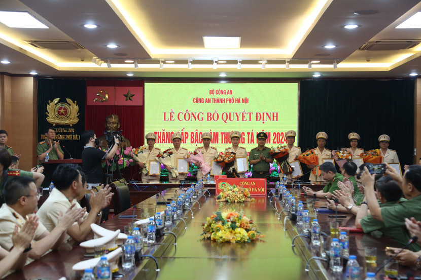 Đại tá Phạm Thanh Hùng trao Quyết định thăng cấp bậc hàm và tặng hoa chúc mừng các đồng chí chỉ huy