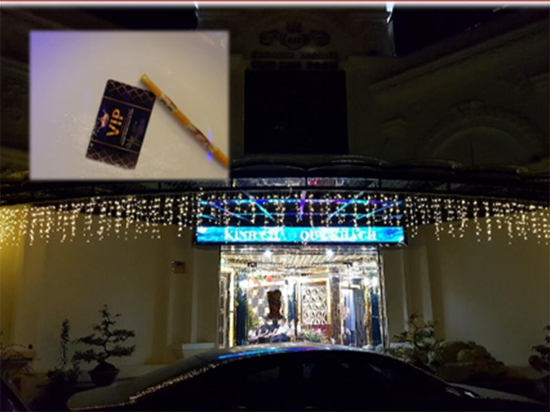 Phía ngoài quán karaoke Kingdom và tang vật cơ quan Công an thu giữ Phía ngoài quán karaoke Kingdom và tang vật cơ quan Công an thu giữ