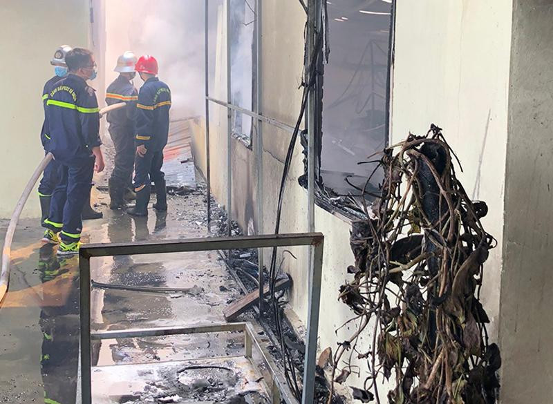 Lực lượng Cảnh sát PCCC và CNCH dập tắt đám cháy kho nguyên liệu may mặc Lực lượng Cảnh sát PCCC và CNCH dập tắt đám cháy kho nguyên liệu may mặc