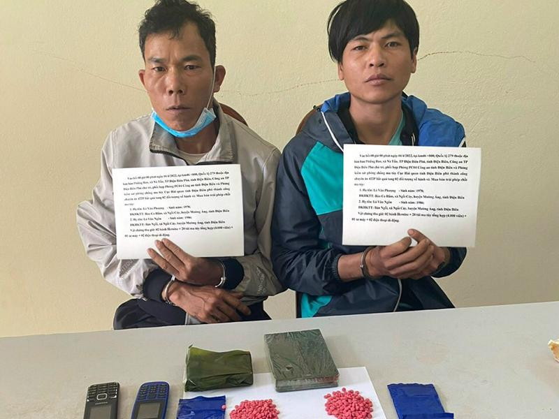 Hai đối tượng Lò Văn Phượng và Lò Văn Ngôn cùng tang vật vụ án Hai đối tượng Lò Văn Phượng và Lò Văn Ngôn cùng tang vật vụ án