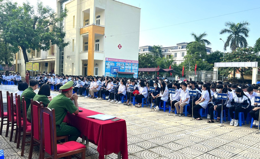 Công an xã Quang Minh tuyên truyền pháp luật về trật tự, an toàn giao thông cho hơn 1.000 cán bộ, giáo viên, nhân viên và học sinh nhà trường