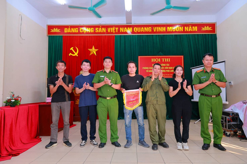 Đại diện Phòng Cảnh sát PCCC và CNCH cùng BCH Công an phường Phú Lương trao giải và chúc mừng Đội đoạt giải Nhì Đại diện Phòng Cảnh sát PCCC và CNCH cùng BCH Công an phường Phú Lương trao giải và chúc mừng Đội đoạt giải Nhì
