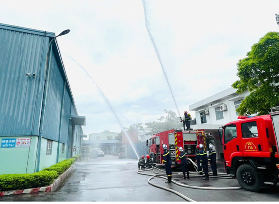 Lực lượng Cảnh sát PCCC và CNCH triển khai các đội hình khống chế và dập tắt hoàn toàn đám cháy giả định Lực lượng Cảnh sát PCCC và CNCH triển khai các đội hình khống chế và dập tắt hoàn toàn đám cháy giả định