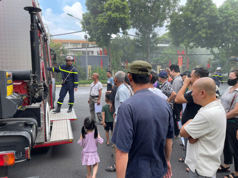 Đội Chữa cháy và cứu nạn, cứu hộ khu vực số 12 tổ chức trải nghiệm, tuyên truyền an toàn PCCC cho người dân