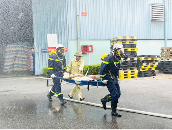 Cảnh sát PCCC và CNCH phối hợp cùng đội PCCC cơ sở đưa người bị nạn ra khỏi khu vực cháy Cảnh sát PCCC và CNCH phối hợp cùng đội PCCC cơ sở đưa người bị nạn ra khỏi khu vực cháy