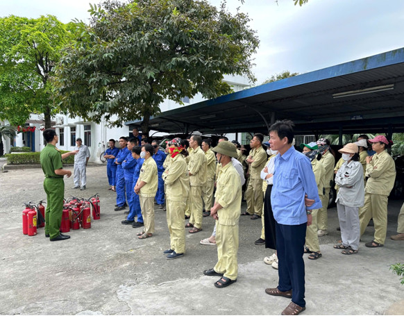 Báo cáo viên Đội Chữa cháy và cứu nạn, cứu hộ khu vực 19 hướng dẫn sử dụng bình chữa cháy và kỹ năng thao tác an toàn Báo cáo viên Đội Chữa cháy và cứu nạn, cứu hộ khu vực 19 hướng dẫn sử dụng bình chữa cháy và kỹ năng thao tác an toàn