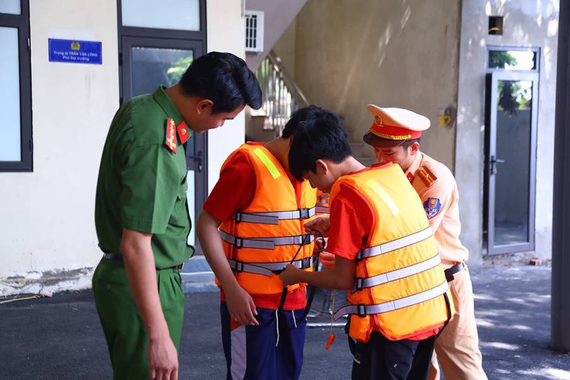 Lực lượng Cảnh sát PCCC và CNCH và lực lượng CSGT phối hợp tuyên truyền, trang bị kỹ năng an toàn cháy, nổ và phòng tránh đuối nước