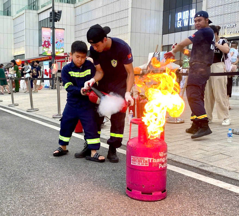 Các em nhỏ hào hứng tham gia trải nghiệm PCCC tại Trung tâm thương mại Lotte Mall Tây Hồ