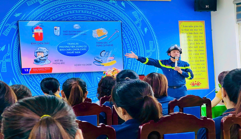 Tuyên truyền an toàn PCCC và thoát nạn cho giáo viên trường mầm non Hợp Thanh Tuyên truyền an toàn PCCC và thoát nạn cho giáo viên trường mầm non Hợp Thanh