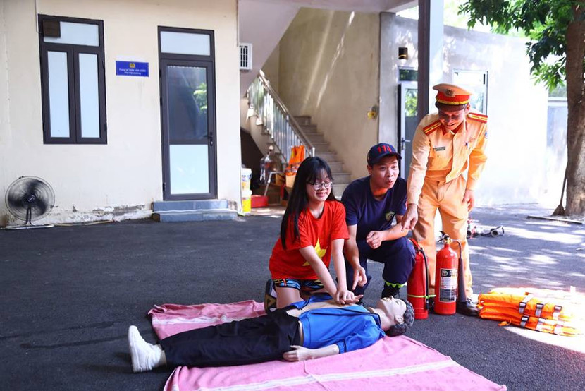Phòng Cảnh sát PCCC và CHCN phối hợp Phòng CSGT, CATP Hà Nội tổ chức tuyên truyền kỹ năng cấp cứu người khi đuối nước, hô hấp nhân tạo, sử dụng bình chữa cháy