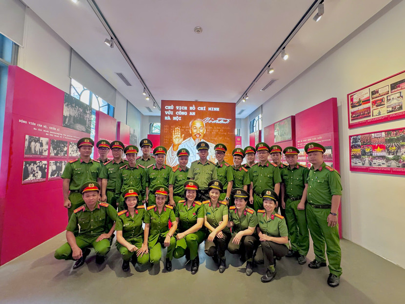 Công an phường Tây Hồ tiếp lửa truyền thống tại Bảo tàng Công an Hà Nội ảnh 3 Công an phường Tây Hồ tiếp lửa truyền thống tại Bảo tàng Công an Hà Nội ảnh 3