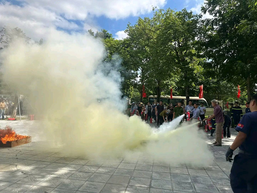 Cảnh sát PCCC và CNCH hướng dẫn người dân thực hành PCCC và CNCH