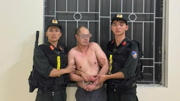 Lực lượng CSCĐ khống chế thành công đối tượng nghi "ngáo đá" Lực lượng CSCĐ khống chế thành công đối tượng nghi "ngáo đá"