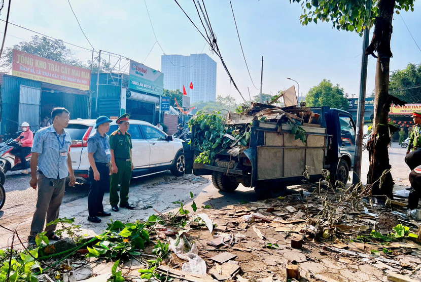 BCĐ 197 phường Thanh Liệt ra quân tuyên truyền, xử lý vi phạm TTĐT, VSMT trên địa bàn phường