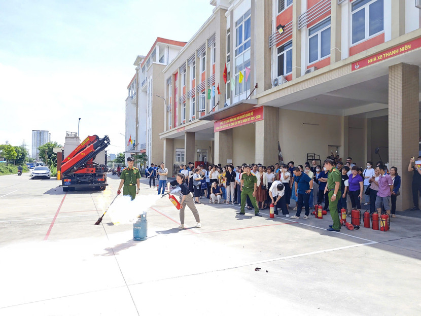Đội Chữa cháy và cứu nạn, cứu hộ khu vực số 12 hướng dẫn người dân sử dụng phương tiện PCCC