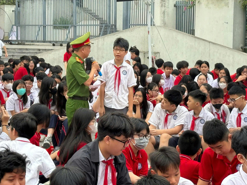 Công an phường tuyên truyền nâng cao ý thức, ngăn ngừa bạo lực học đường Công an phường tuyên truyền nâng cao ý thức, ngăn ngừa bạo lực học đường