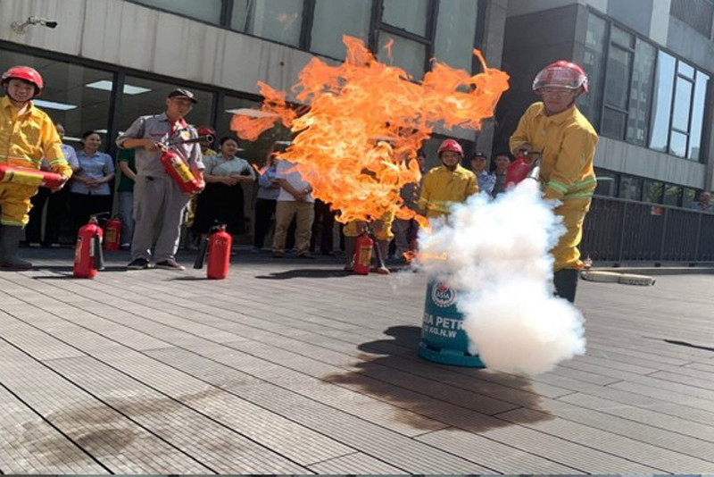 Thực hành xử lý tình huống cháy giả định Thực hành xử lý tình huống cháy giả định