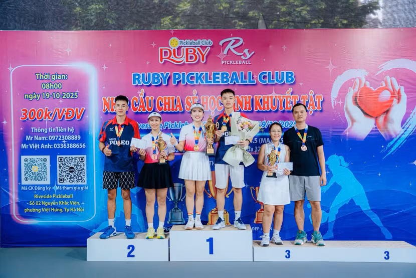 Ban tổ chức vinh danh các cặp đôi đoạt giải