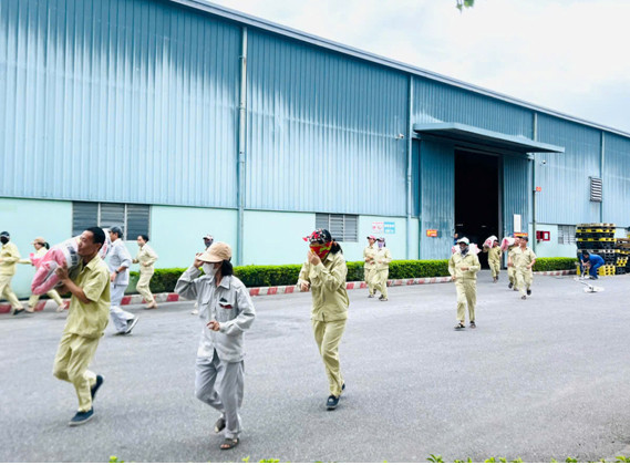 Lực lượng PCCC cơ sở sơ tán người và tài sản ra khu vực an toàn khi xảy ra sự cố cháy xảy ra tại nhà xưởng Lực lượng PCCC cơ sở sơ tán người và tài sản ra khu vực an toàn khi xảy ra sự cố cháy xảy ra tại nhà xưởng