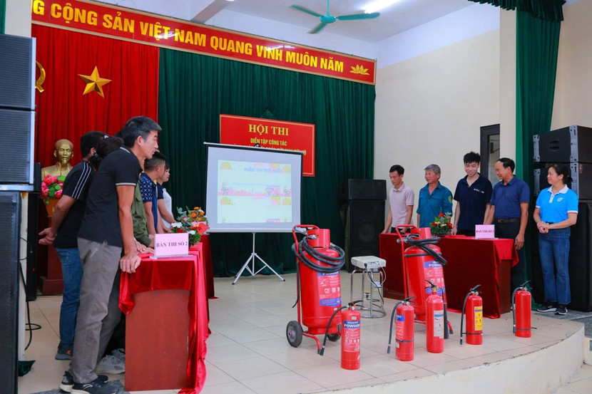 Các đội tham gia phần thi trắc nghiệm kiến thức về PCCC và CNCH Các đội tham gia phần thi trắc nghiệm kiến thức về PCCC và CNCH