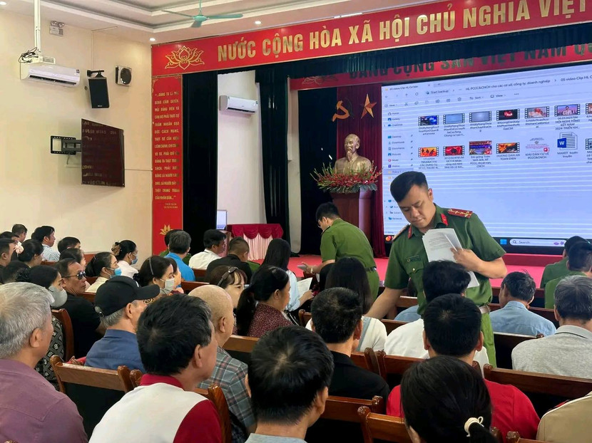 Công an xã Thiên Lộc phát tờ rơi tuyên truyền PCCC và CNCH cho người dân