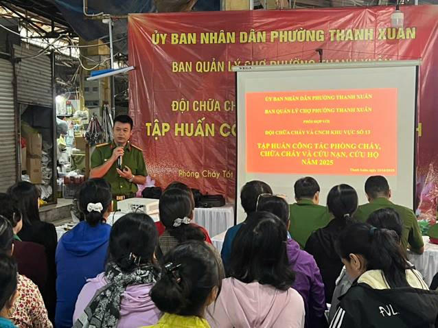 Báo cáo viên cập nhật tình hình cháy, nổ trên địa bàn, phổ biến kịch bản tình huống cháy trước khi thực tập