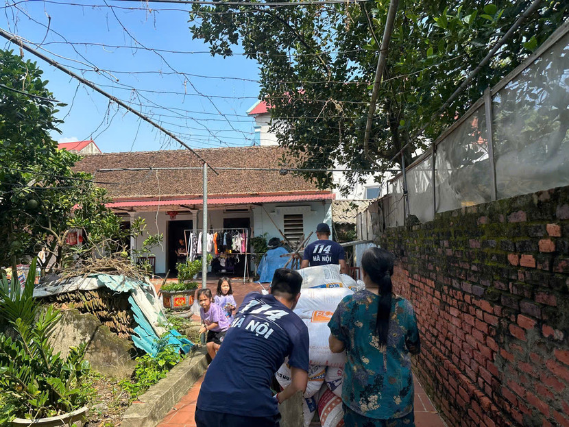 CBCS Đội chữa cháy và cứu nạn, cứu hộ khu vực số 14 hỗ trợ người dân bị ngập lụt ở xã Trung Giã