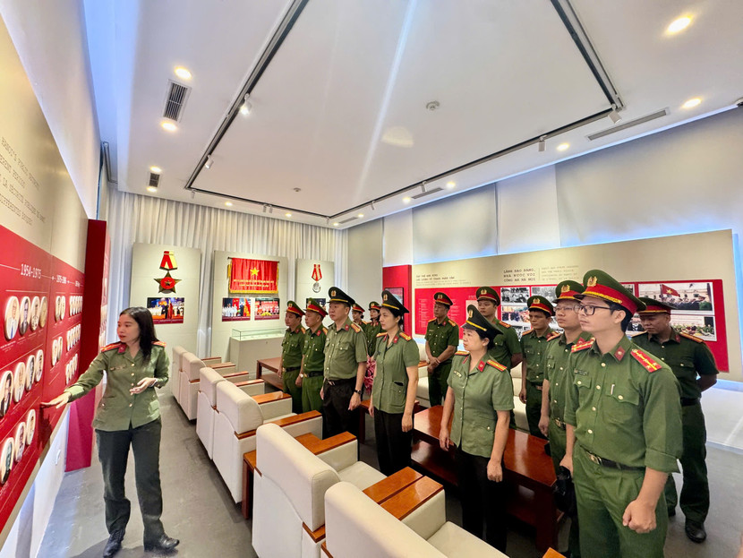 Cán bộ chiến sỹ CAP Tây Hồ được khơi dậy những ký ức hào hùng từ những kỷ vật trong không gian bảo tàng Cán bộ chiến sỹ CAP Tây Hồ được khơi dậy những ký ức hào hùng từ những kỷ vật trong không gian bảo tàng