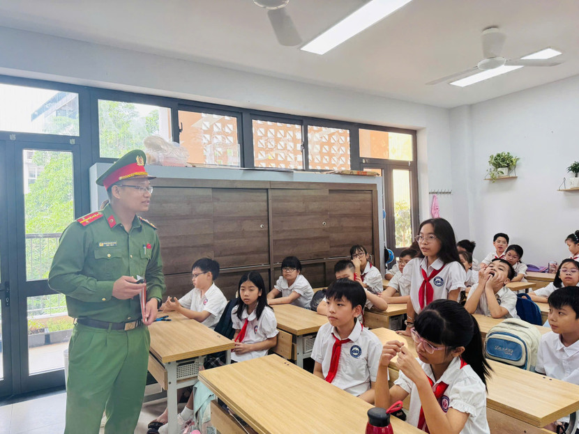 Báo cáo viên trao đổi kỹ năng phòng chống và nhận diện bạo lực học đường cho học sinh Báo cáo viên trao đổi kỹ năng phòng chống và nhận diện bạo lực học đường cho học sinh