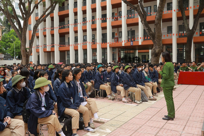 Cán bộ Phòng Cảnh sát ĐTTP về ma tuý - Công an thành phố Hà Nội tuyên truyền nâng cao ý thức phòng chống ma tuý tại học đường Cán bộ Phòng Cảnh sát ĐTTP về ma tuý - Công an thành phố Hà Nội tuyên truyền nâng cao ý thức phòng chống ma tuý tại học đường