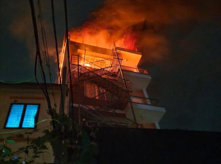 Cháy tầng 5 ngôi nhà 5 tầng Cháy tầng 5 ngôi nhà 5 tầng