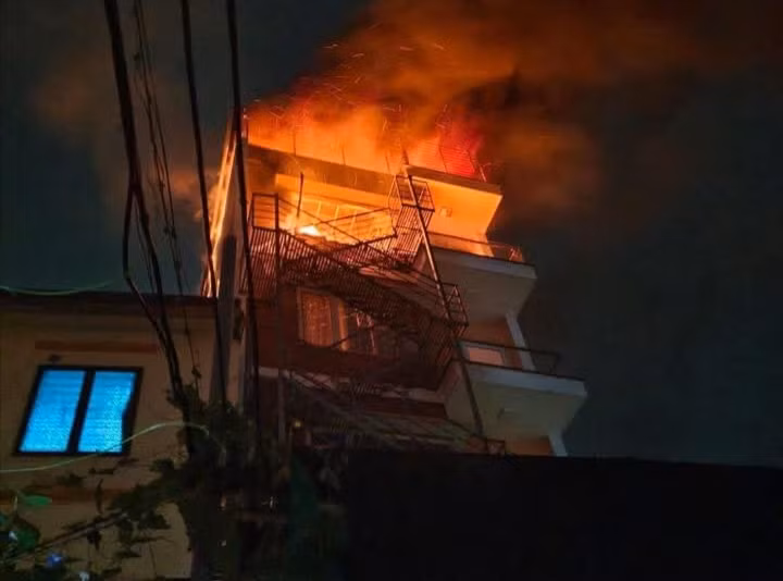 Cháy tầng 5 ngôi nhà 5 tầng