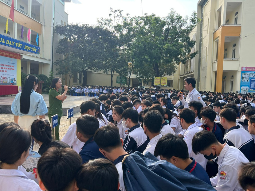 Công an xã Quang Minh giao lưu, trao đổi kỹ năng với học sinh
