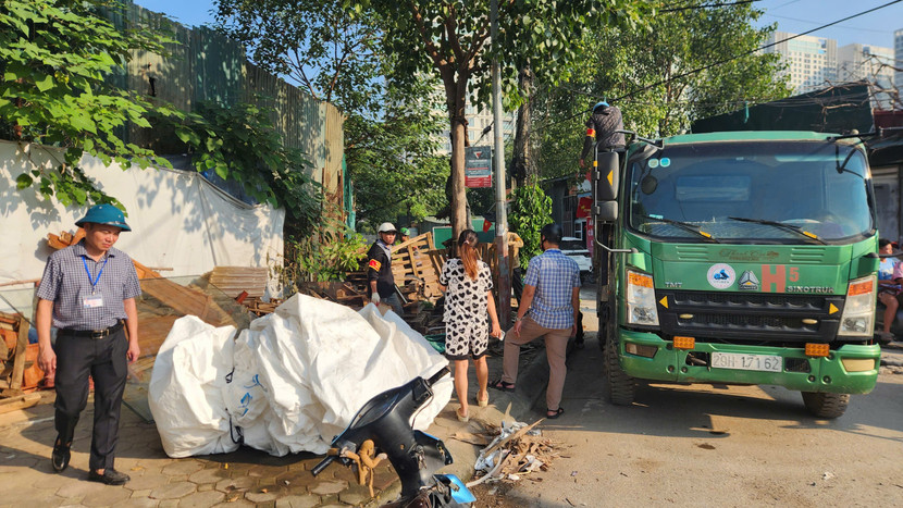 Tổ công tác BCĐ 197 phường Thanh Liệt xử lý vi phạm về TTĐT, VSMT trên địa bàn