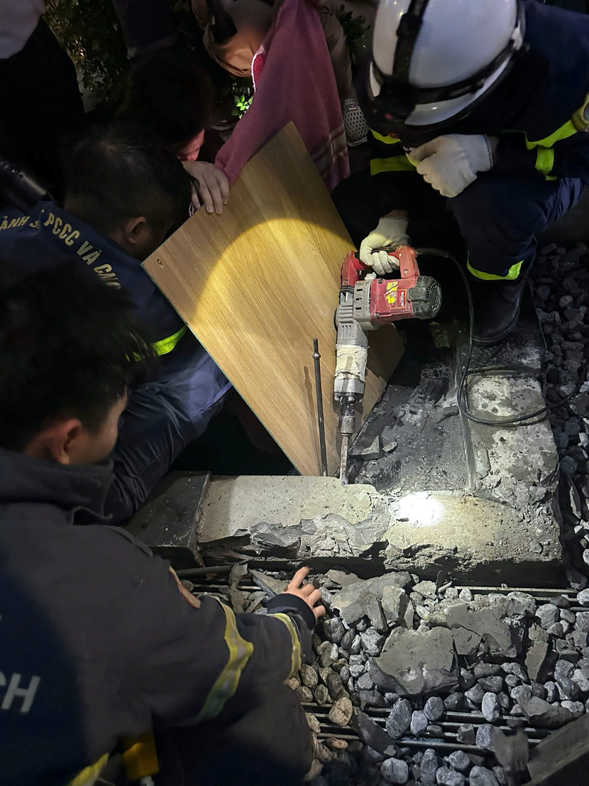 Dùng thiết bị chuyên dụng phá cấu kiện bê tông giải cứu cháu bé