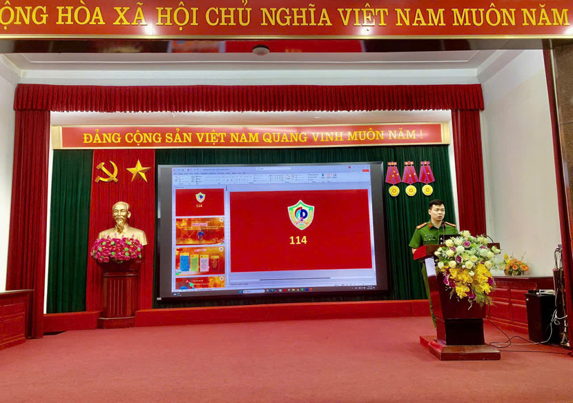 Báo cáo viên tuyên truyền an toàn PCCC tại hội nghị