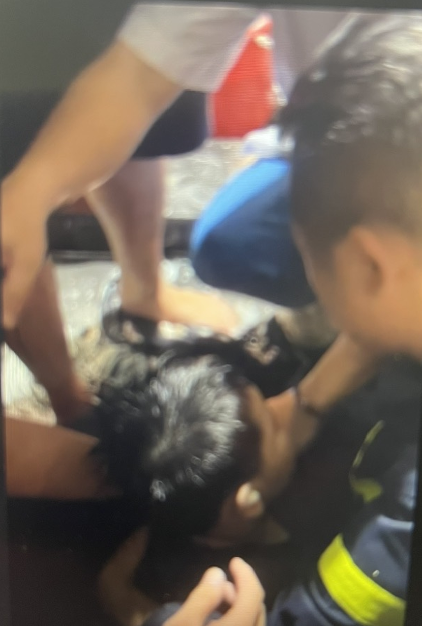 Lực lượng Cảnh sát PCCC và CNCH giải cứu cháu bé bị mắc kẹt tay trong ống hút nước áp lực cao