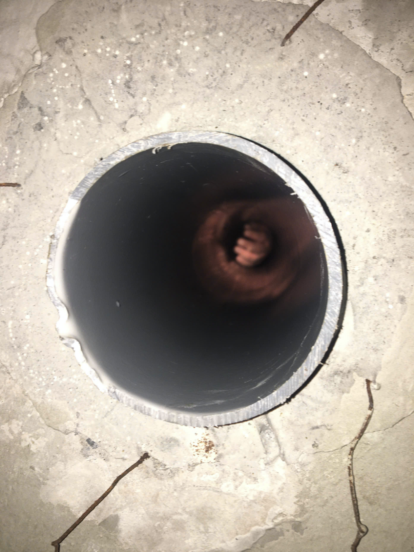 Hình ảnh cánh tay mắc kẹt trong ống hút áp lực cao khi lực lượng chức năng xử lý