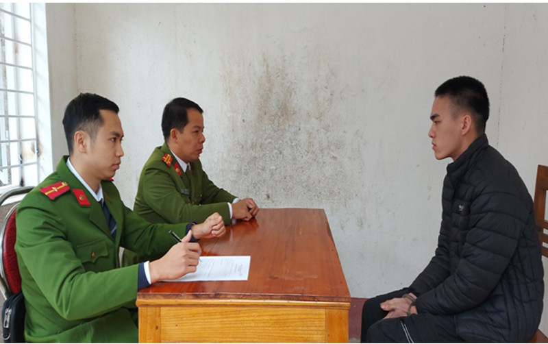 Cơ quan Công an ghi lời khai đối tượng Mạnh