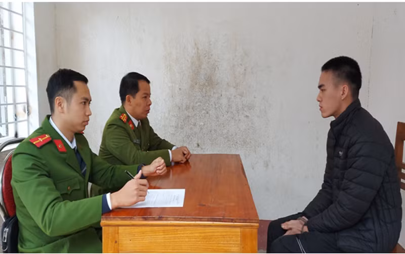 Cơ quan Công an ghi lời khai đối tượng Mạnh