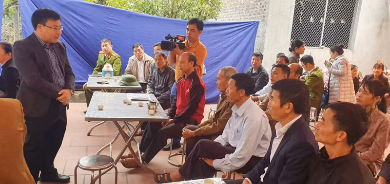 Ông Nguyễn Văn Thưởng, Phó chủ tịch UBND huyện Yên Dũng trao đổi, giải đáp những thắc mắc của bà con tại buổi làm việc tại xã Yên Lư