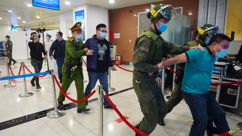 Nhóm đối tượng gây rối bị lực lượng chức năng khống chế Nhóm đối tượng gây rối bị lực lượng chức năng khống chế